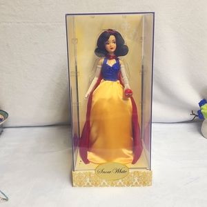 Disney Store Exclusive Snow White Collector Doll w / Certificate of Authenticity